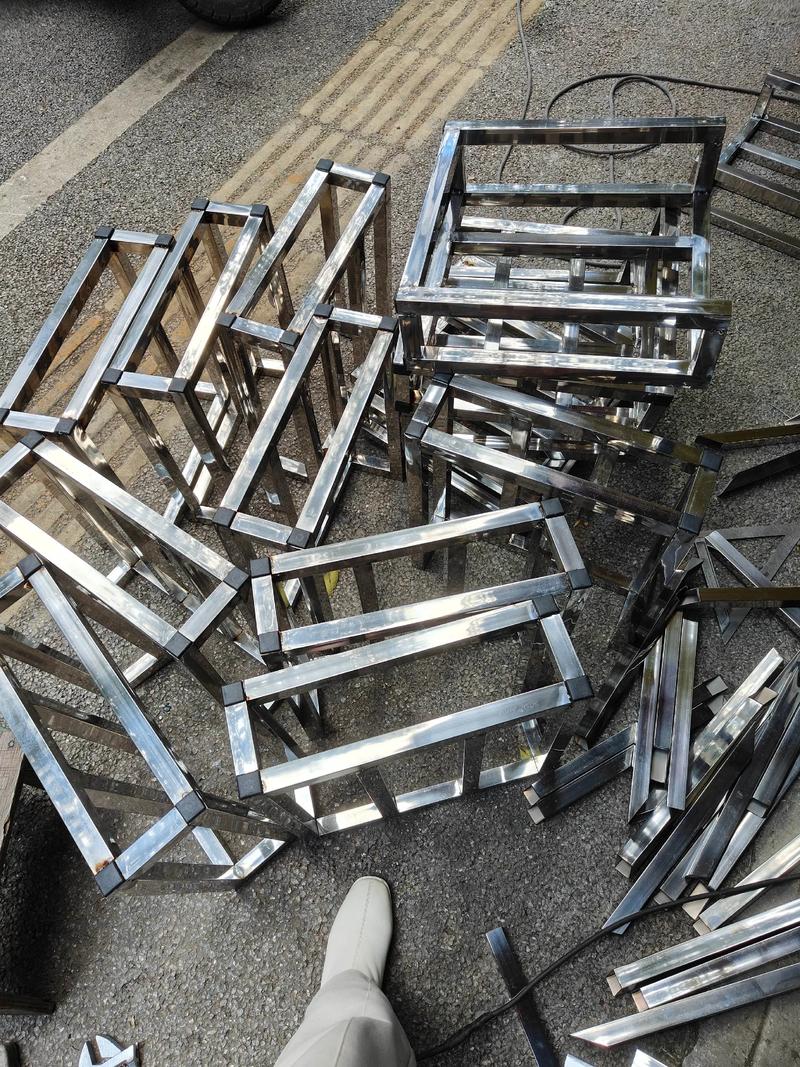 不銹鋼制品在食堂送餐小推車與建筑材料領(lǐng)域的創(chuàng)新應(yīng)用與價值